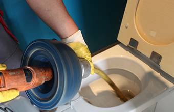 Schep lekkage niveau WC ontstoppen | Doens en zonen | Ontstopping verstop toilet